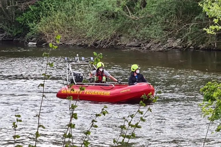 Sankt Augustin – Feuerwehr rettet drei Kinder von Insel auf Sieg
