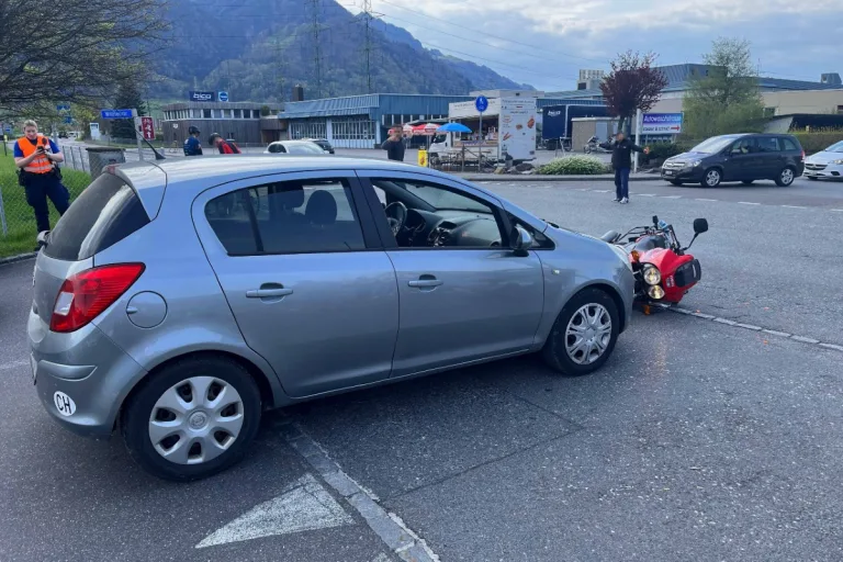 Unfall wischen Auto und Motorrad in Schänis im Kanton St. Gallen