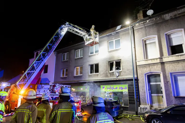 Duisburg NW – Ein Toter nach Explosion mit Folgebrand in Wohnhaus