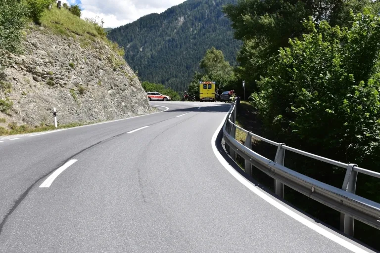Tiefencastel/Susch GR – Zwei Motorrad-Selbstunfälle