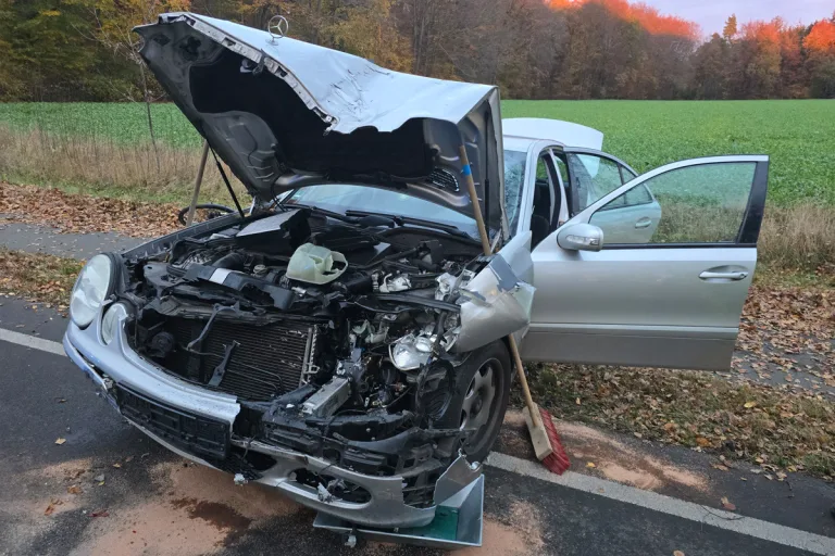 Dollern NI – Mercedes schleudert nach Unfall auf Radweg