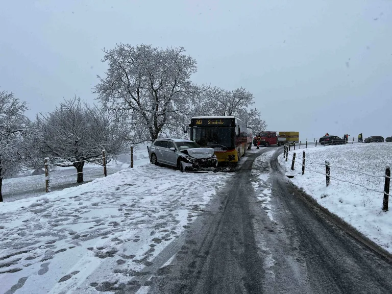 Kanton Obwalden: Zwei Unfälle auf schneebedeckten Strassen am Samstagmorgen