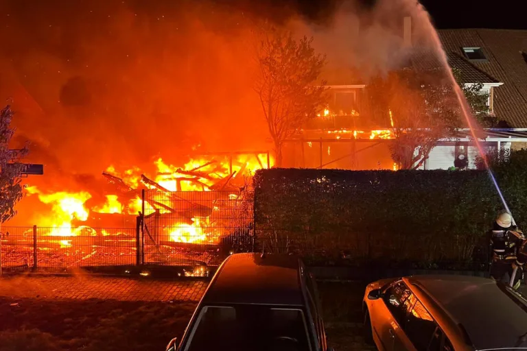 Norderstedt – Carportbrand greift auf Endreihenhaus über