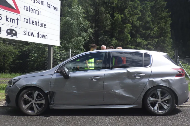 A2 Göschenen UR – Sattelmotorfahrzeug kollidiert mit Personenwagen
