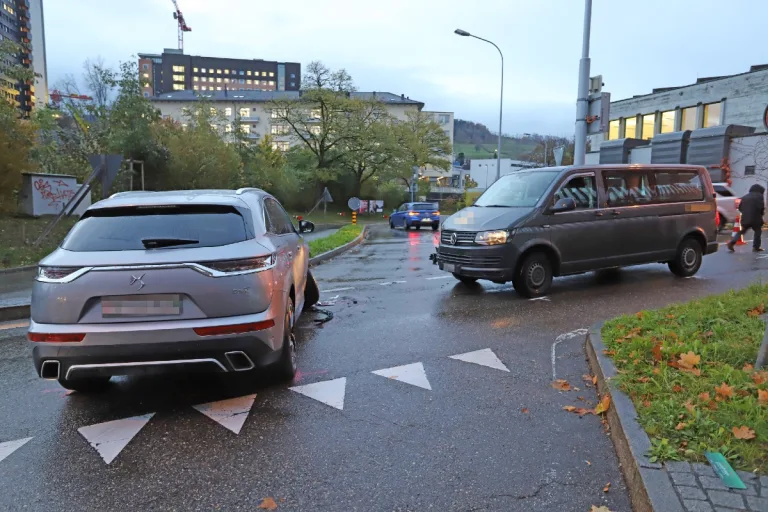 St. Fiden SG - Zwei Personenwagen kollidieren auf Sonnenstrasse