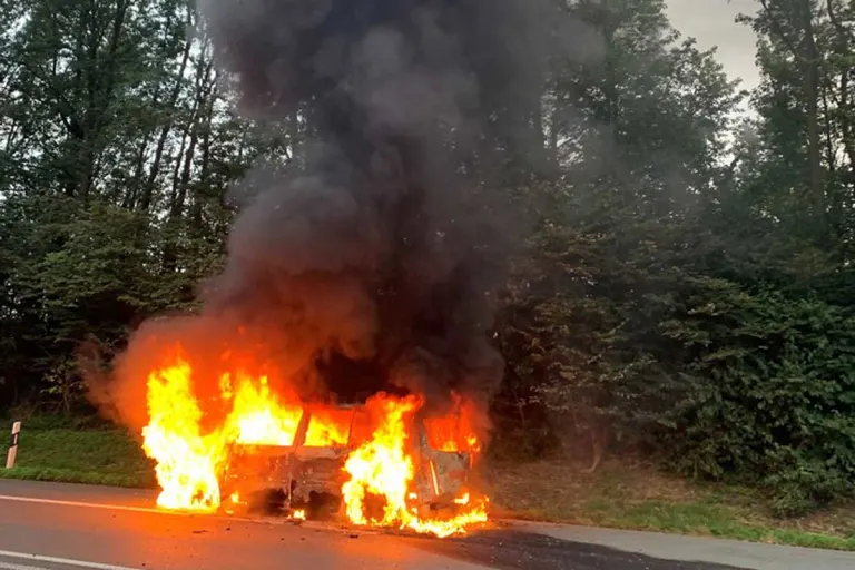 Gladbeck - PKW in Vollbrand auf der Autobahn