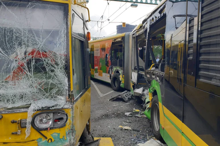Oberhausen – Kollision zwischen Linienbus und Straßenbahn – 30 Personen verletzt