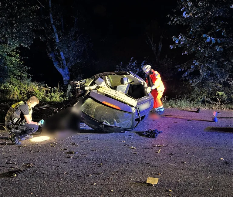 Meerbusch NW – 15-Jähriger lebensgefährlich und 18-Jähriger tödlich verletzt bei Alleinunfall