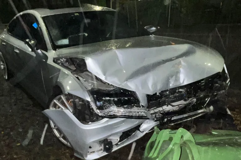 Unfall in Grenchen SO - Mit einem Audi S7 gegen eine Gartenmauer gefahren