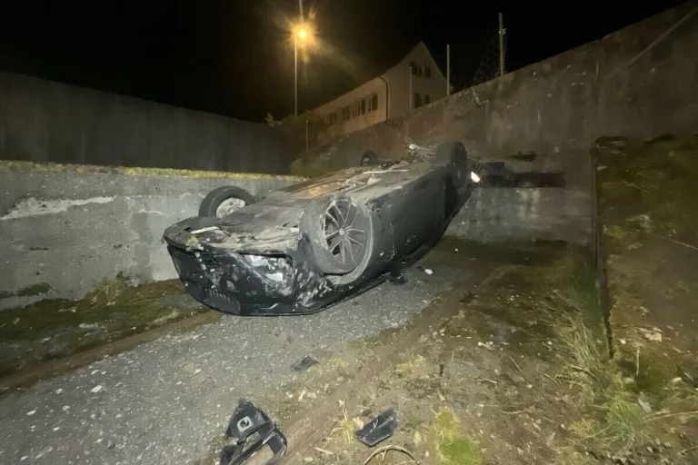 Balsthal SO – Auto stürzt bei Unfall rund drei Meter hinab