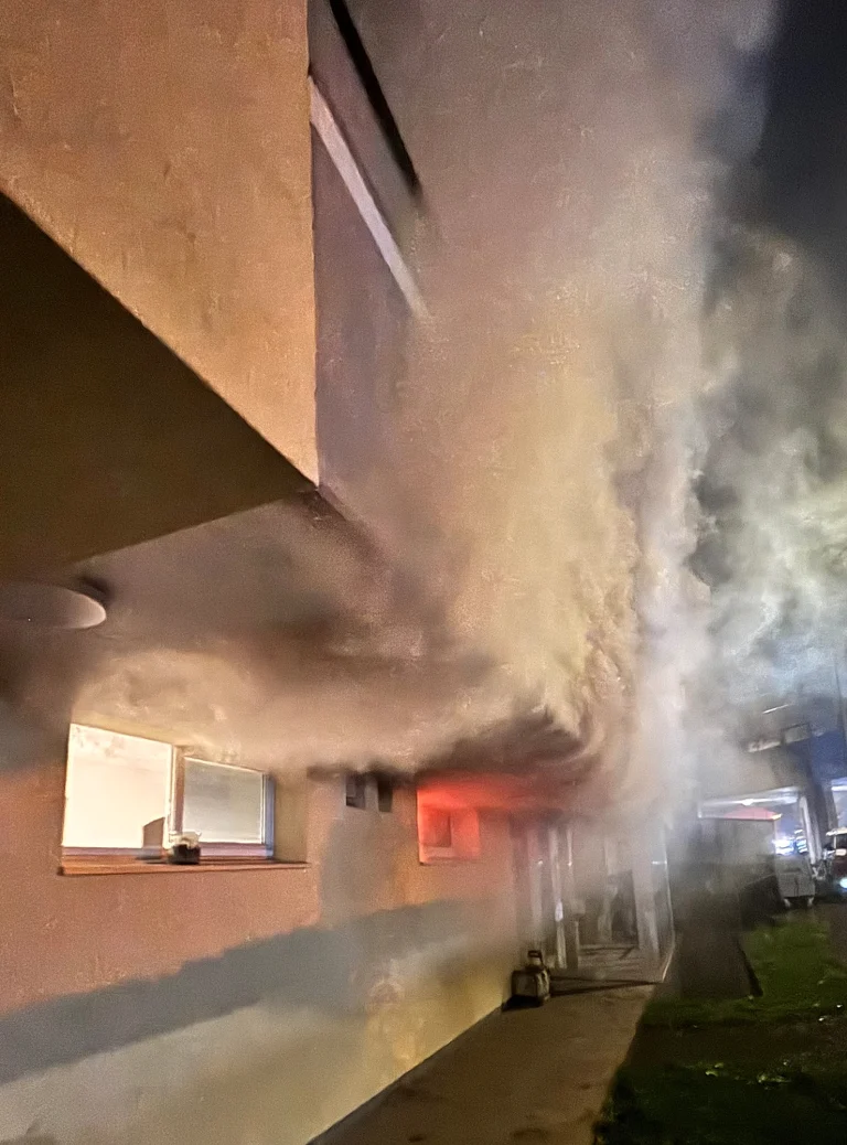 Augst BL – Eine verletzte Person nach Brand in Mehrfamilienhaus