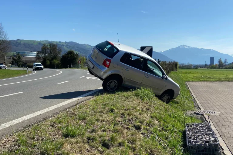 Baar ZG – Autofahrer (89) baut spektakulären Unfall