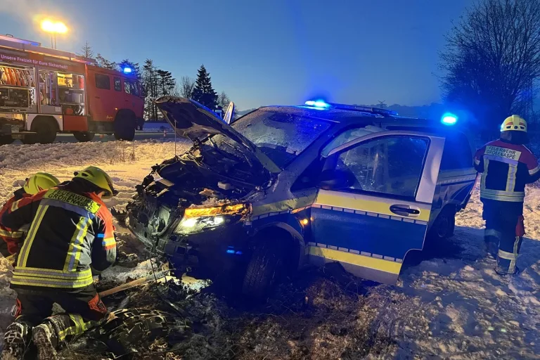 Großenaspe SH - Streifenwagen verunfallt - A7 Richtung Süden komplett gesperrt