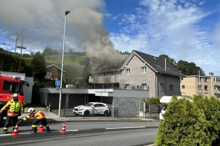 Schindellegi SZ - Hausdach brannte heute
