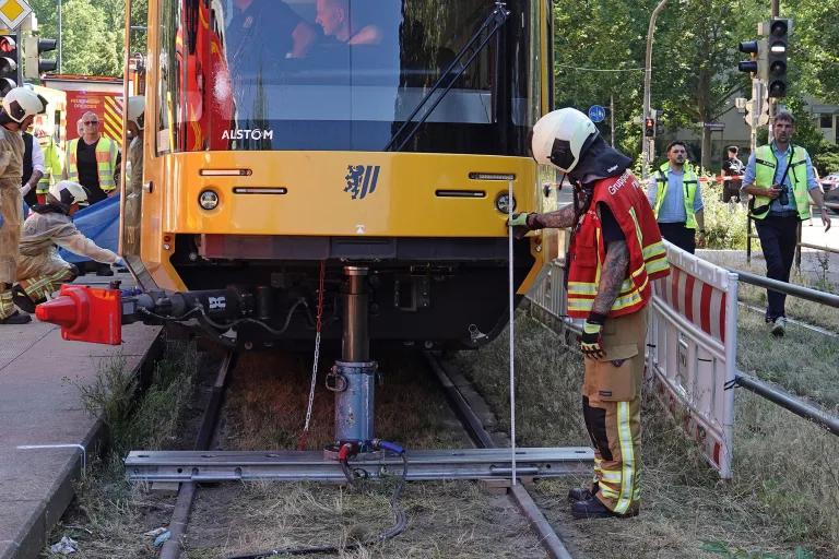 Dresden – Person von Straßenbahn erfasst und tödlich verletzt