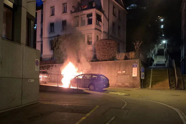 St. Gallen – Fahrzeugbrand führt zu Totalschaden