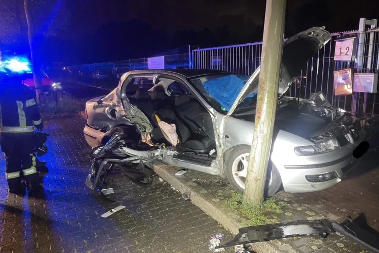 Dortmund – Beifahrer nach Unfall schwer verletzt eingeklemmt