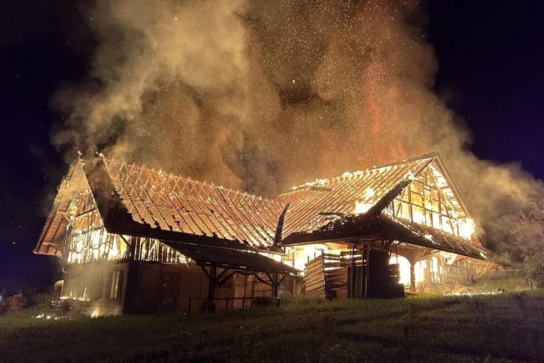 Bonstetten ZH - Brand zerstört Gebäude komplett