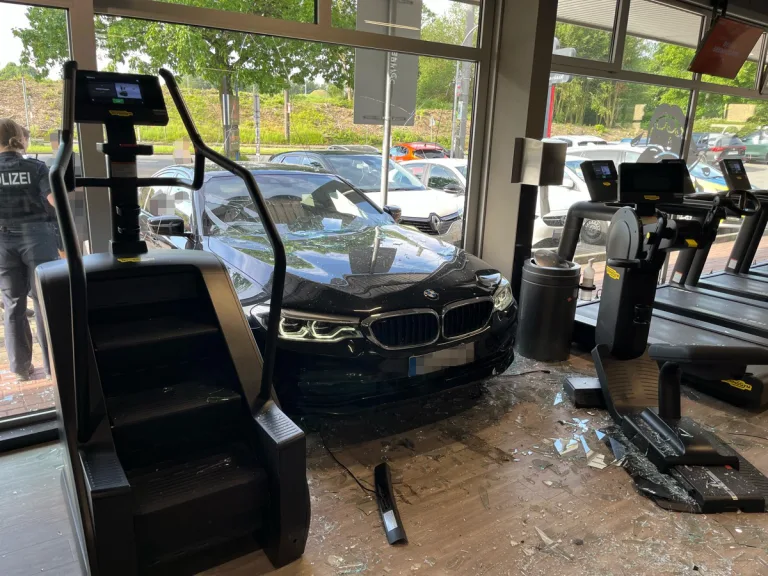 Bochum – BMW-Fahrer kracht in Fitnessstudio