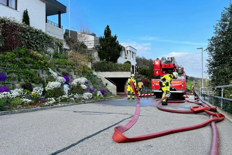 Feuerwehreinsatz in Wil SG - Dach von Einfamilienhaus in Brand geraten