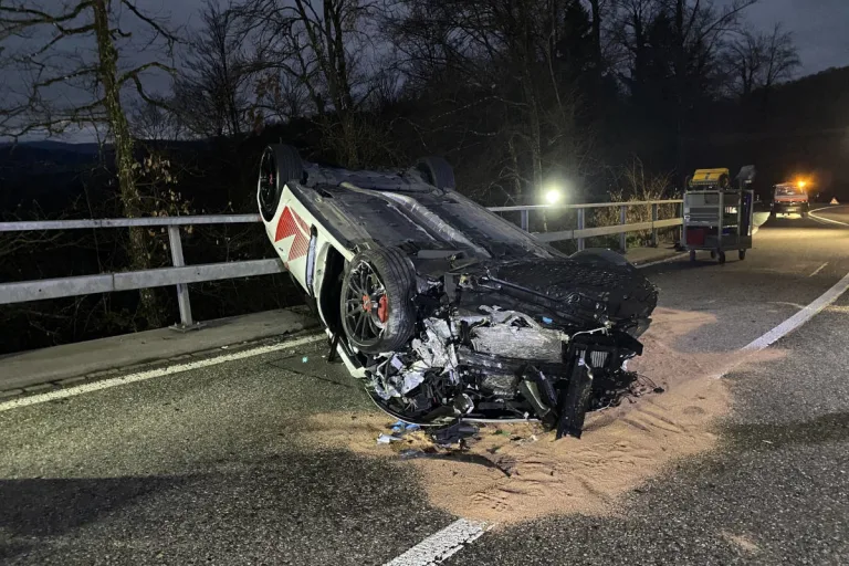 Röschenz BL – In Felswand gekracht und überschlagen – Fahrer erheblich verletzt