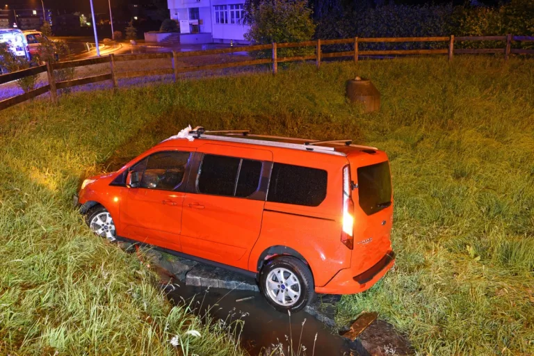 Neuenkirch LU - Auto landet in Retentionsbecken 
