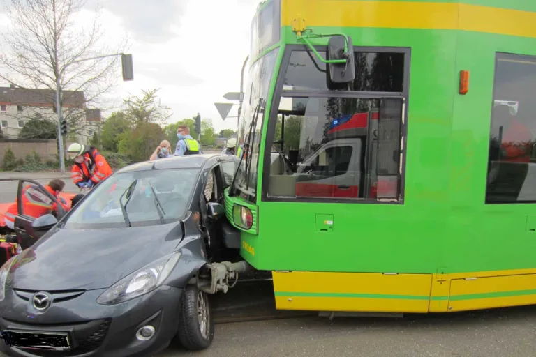 Mülheim an der Ruhr - Straßenbahn stößt mit Auto zusammen