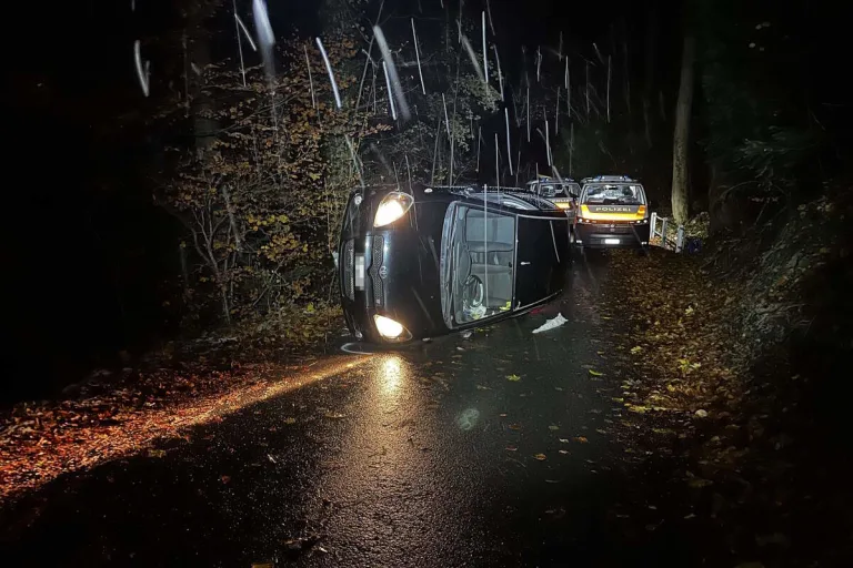 Oberriet SG - Auto kippt bei Unfall zur Seite