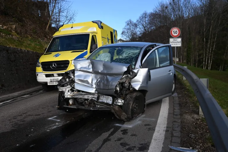 Unfall in Oberhelfenschwil SG -  Junge Autolenkerin verletzt