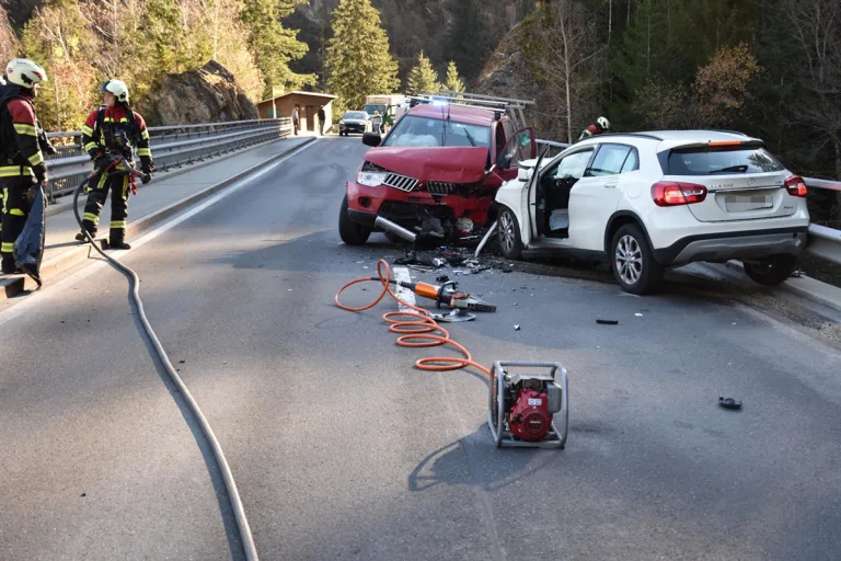 Disentis/Mustér GR – Drei Verletzte bei Frontalkollision