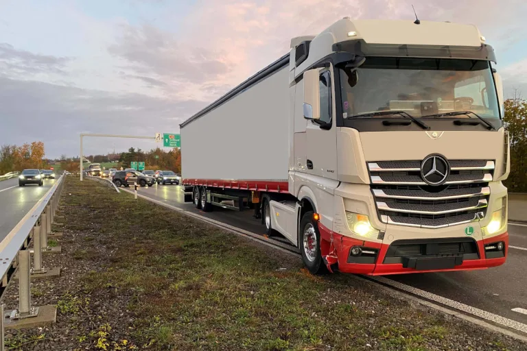 Baar ZG – Unvorsichtiger Spurwechsel – Lastwagen kracht in Auto