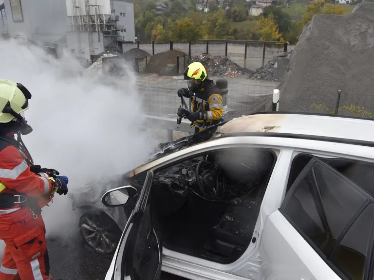 Landquart GR – Hybridauto gerät auf A13 in Vollbrand