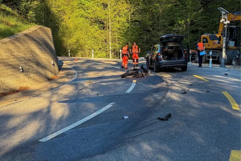 Steg im Tösstal ZH – Töfffahrer bei Unfall schwer verletzt
