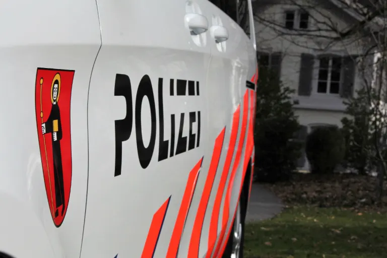 Schwanden GL: 28-Jähriger sticht auf Bahnsteig einem 40-Jährigen mit einer Flasche in den Hals
