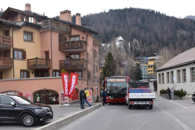 St. Moritz GR – Buspassagierin bei Kollision verletzt