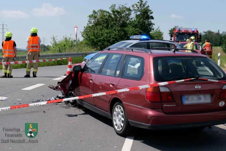 Motorradfahrer stirbt nach Unfall in Neustadt a.d. Aisch an der Unfallstelle