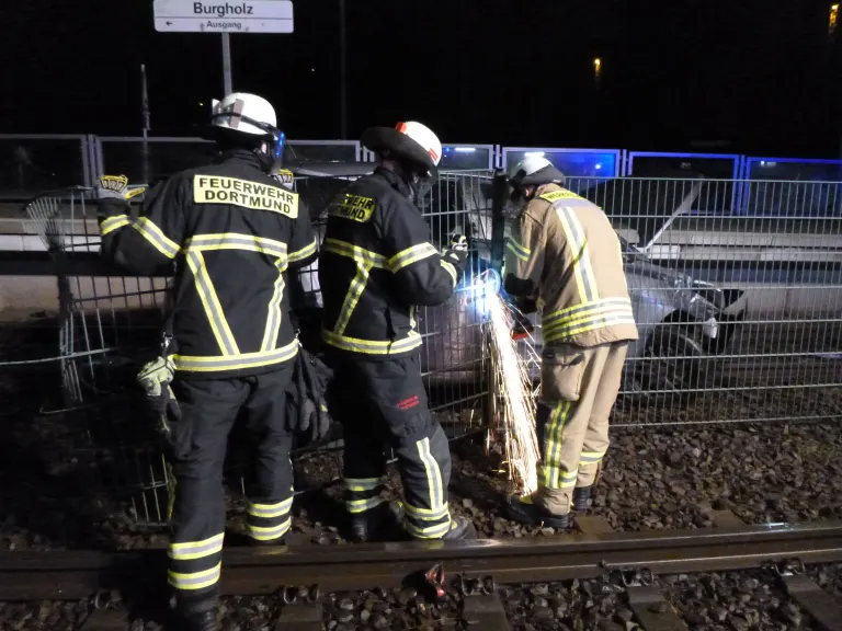 Dortmund-Eving – PKW landet nach Verkehrsunfall im Gleisbett der Stadtbahn