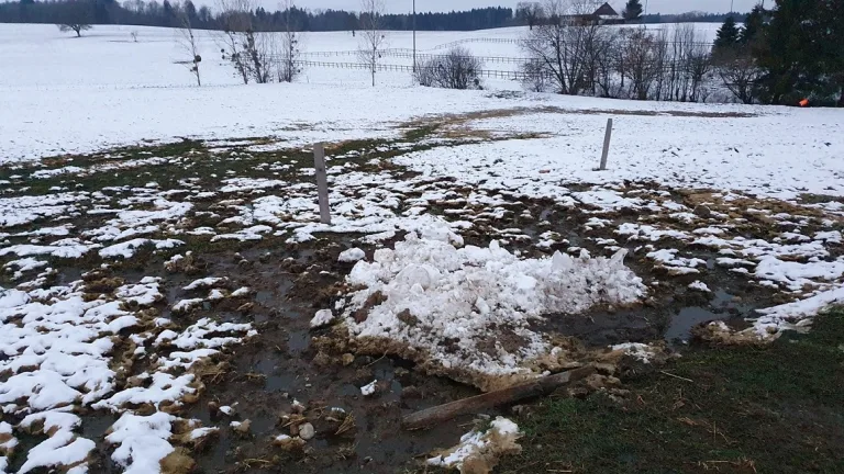 Lentigny FR – Verschmutzung eines Baches