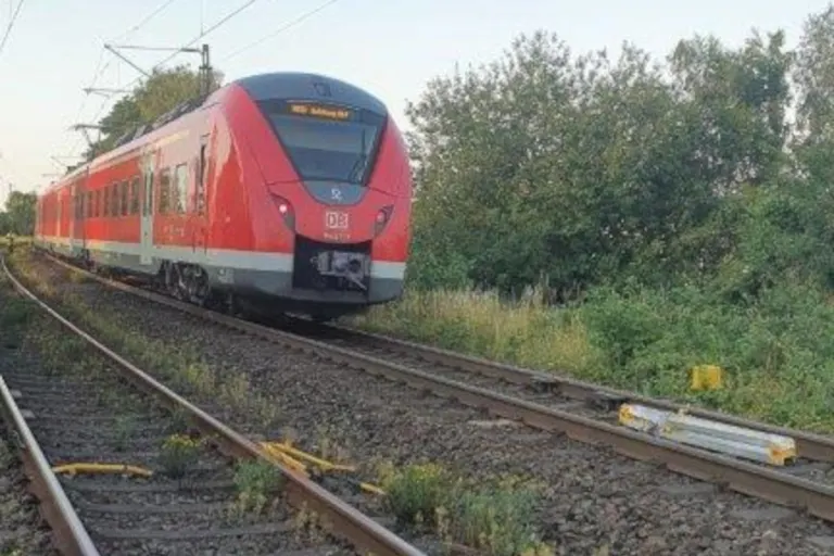 Bahnunfall in Viersen – Zug kollidiert mit Arbeitsgeräten und Werkzeug