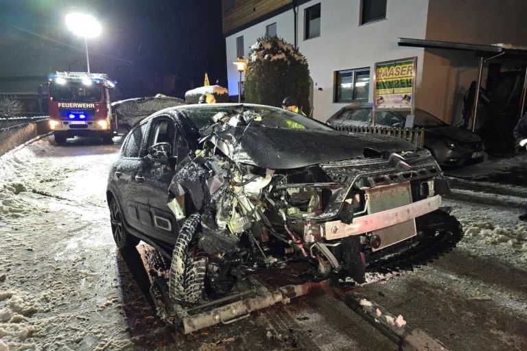 Breitenbach am Inn – Unfall auf schneebedeckter Fahrbahn