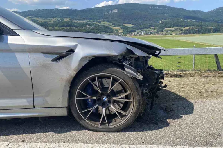 Auf der Autobahn A1 in Oberbipp SO mit der Randleiteinrichtung kollidiert