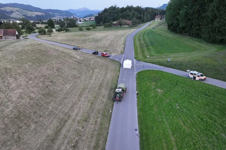 Tödlicher Unfall in Lütisburg-Station SG - E-Bikerin verstirbt nach Kollision mit Traktor