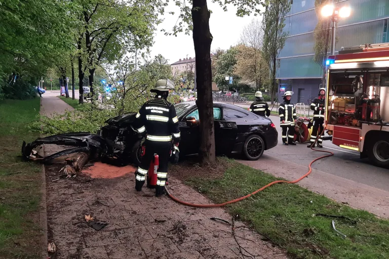 Heftiger Unfall mit Verkehrsbehinderungen in München