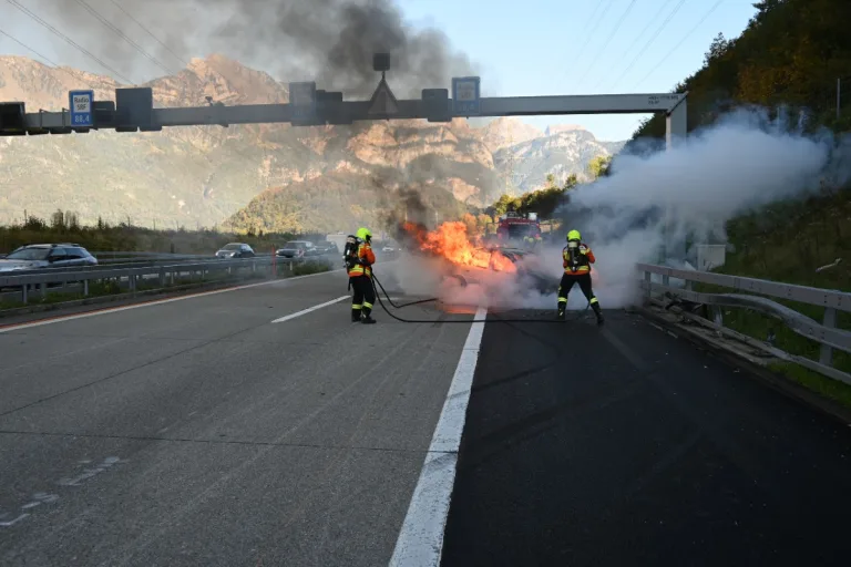 Mols SG - Nach Selbstunfall fängt der Opel zu brennen an