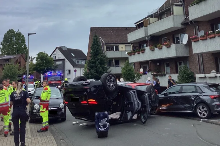 Oberhausen NW – Drei Verletzte bei Unfall mit Überschlag