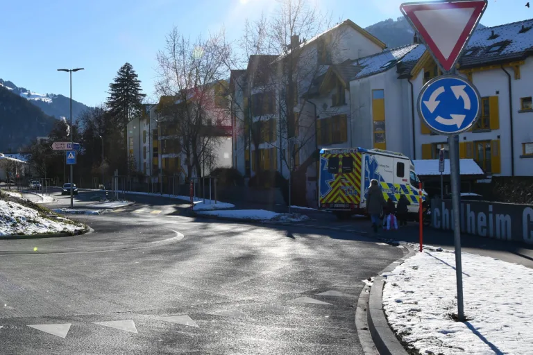 Chur GR –  Im Kreisel von Auto angefahren