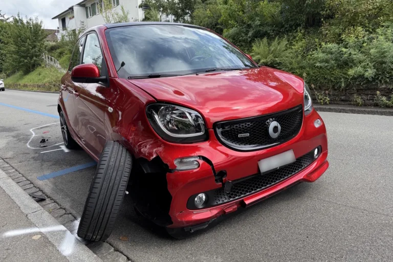 Unfall in St.Gallen – Seniorin nickt fahrunfähig am Steuer an 