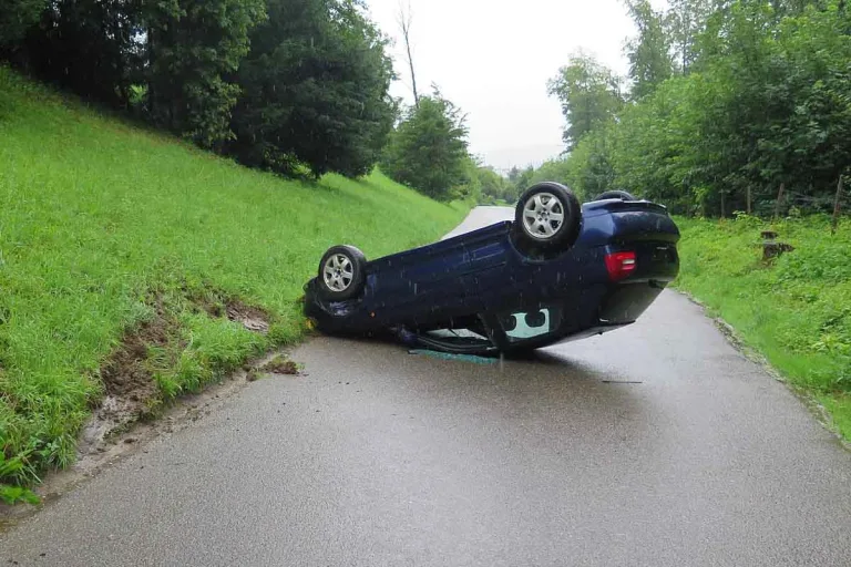 Münchenstein BL - Auto überschlägt sich nach Ausweichmanöver