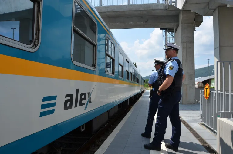 Maxhütte-Haidhof – Exhibitionist belästigt junge Frau