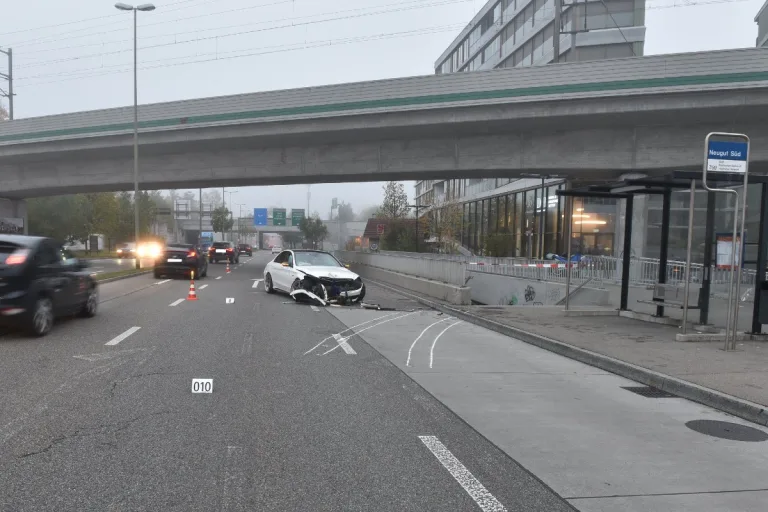 Dübendorf ZH - Junger Autolenker im Mercedes baut heftigen Selbstunfall